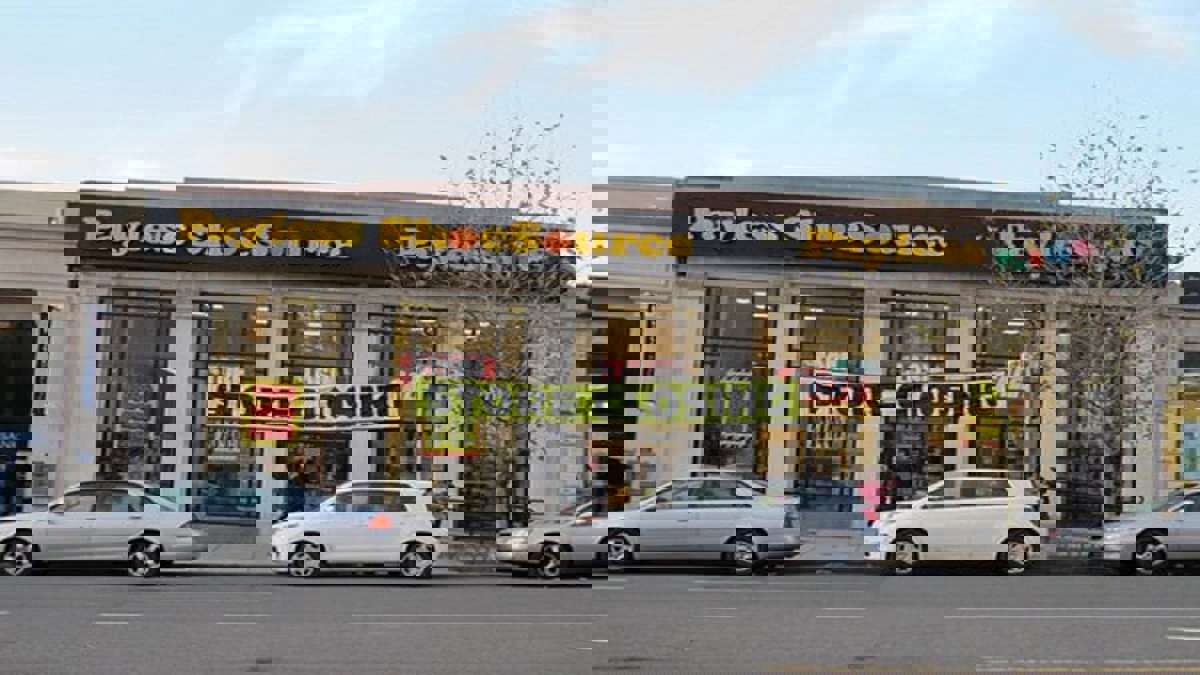 بسبب عجزها عن منافسة أمازون.. سلسلة متاجر "Pay Less" الأمريكية تغلق 2100 فرع