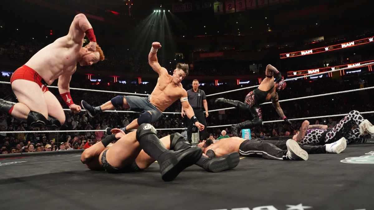 في نزال ثلاثي مثير.. جون سينا يبدع في نزاله الأخير بمنافسات "WWE RAW" (فيديو)