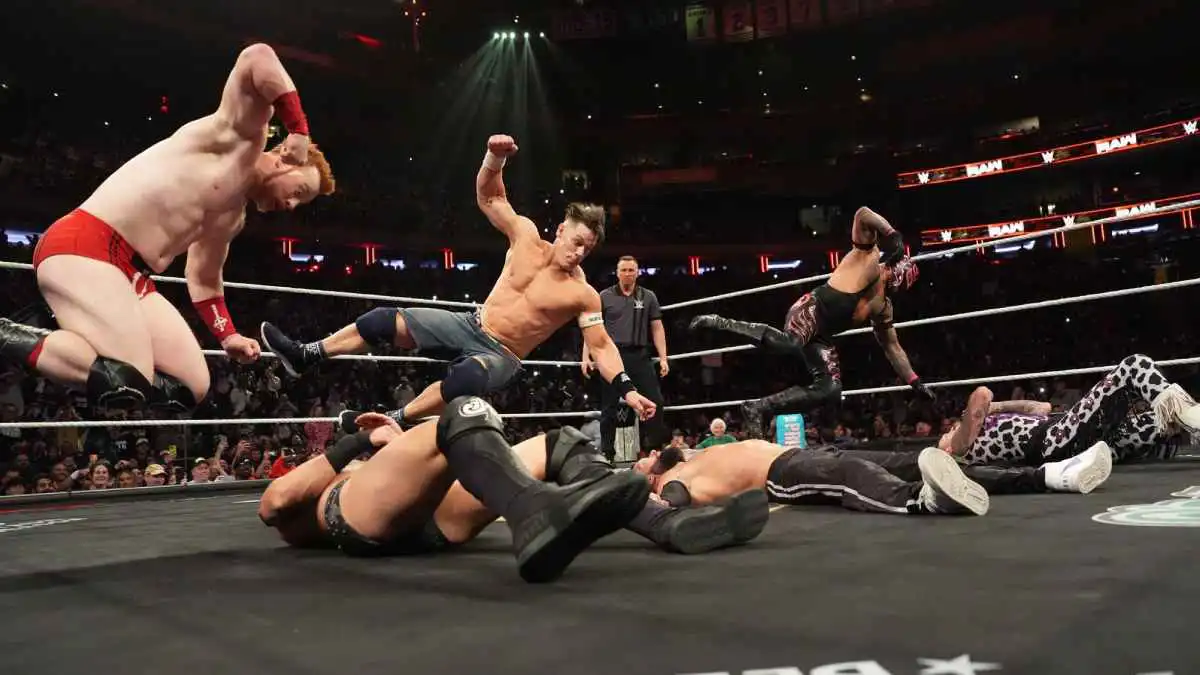 في نزال ثلاثي مثير.. جون سينا يبدع في نزاله الأخير بمنافسات "WWE RAW" (فيديو)