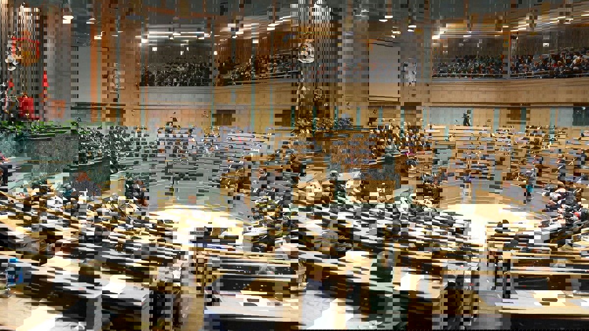 عقب جلسة صاخبة.. مجلس النواب الأردني يوصي بطرد السفير الإسرائيلي من عمان