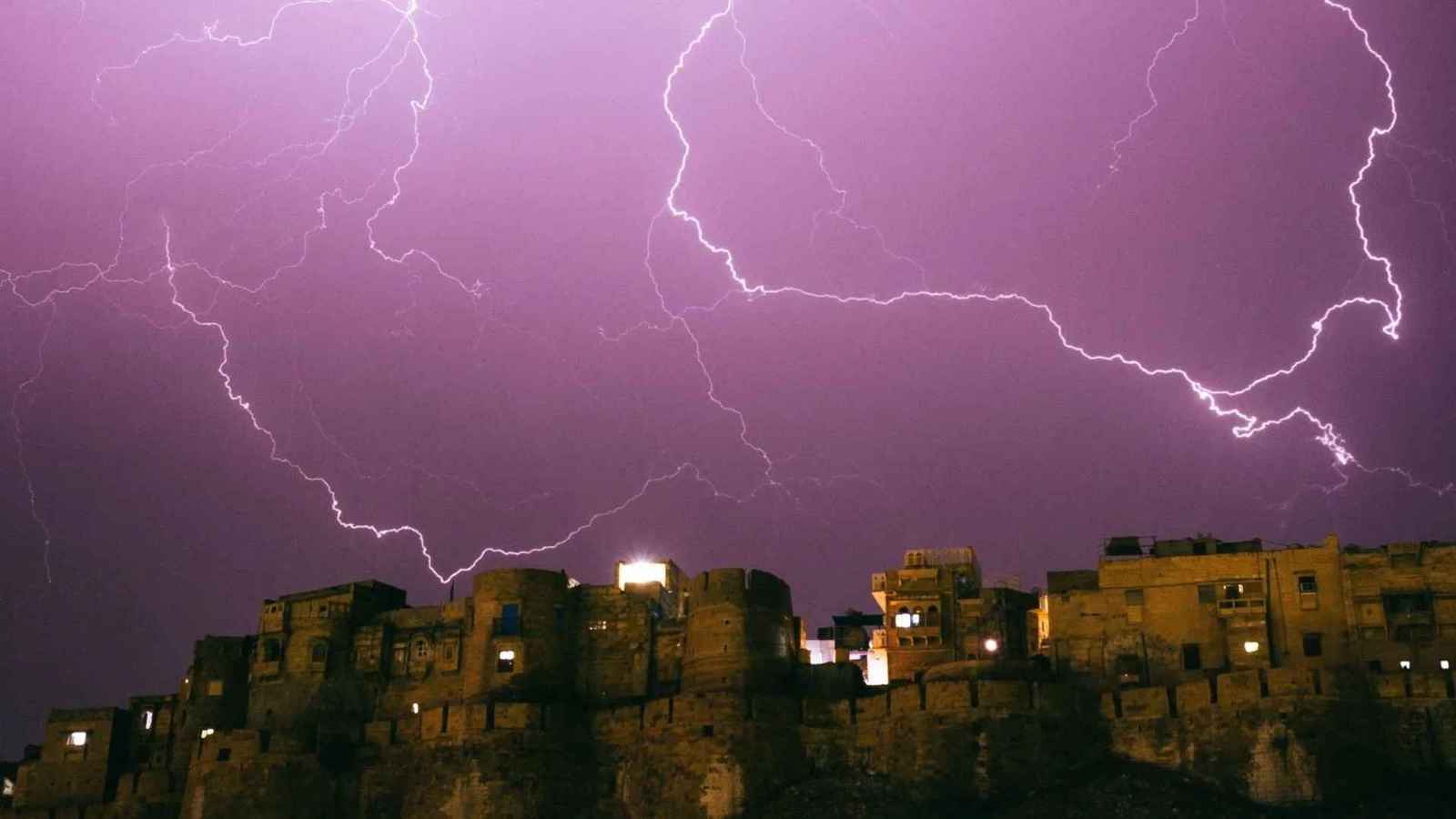 مقتل نحو 100 شخص.. أمطار غزيرة تضرب الهند ونيبال (صور)