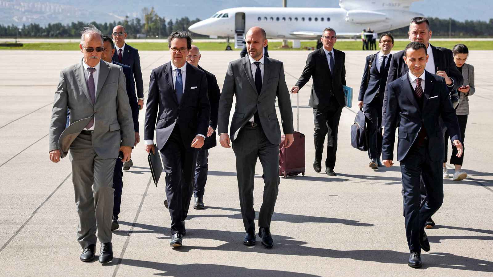 من المصافحة إلى الطرد.. العلاقات الجزائرية الفرنسية على شفير "الانفجار"