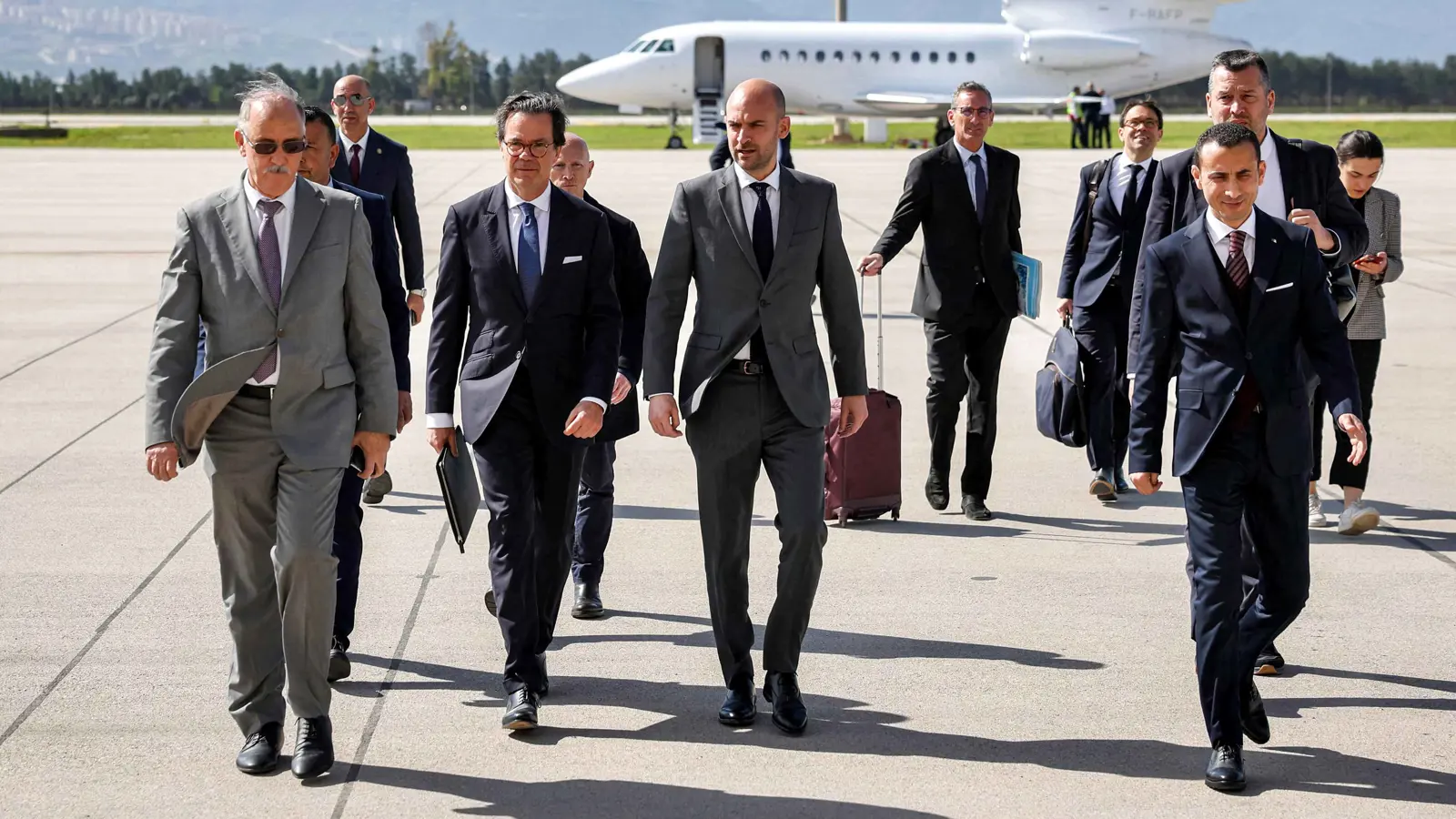 من المصافحة إلى الطرد.. العلاقات الجزائرية الفرنسية على شفير "الانفجار"