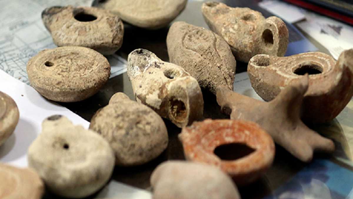 سوري يشتري عملات برونزية "تاريخية" ويسلمها للمتحف الوطني (صور)