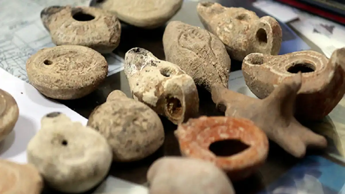 سوري يشتري عملات برونزية "تاريخية" ويسلمها للمتحف الوطني (صور)