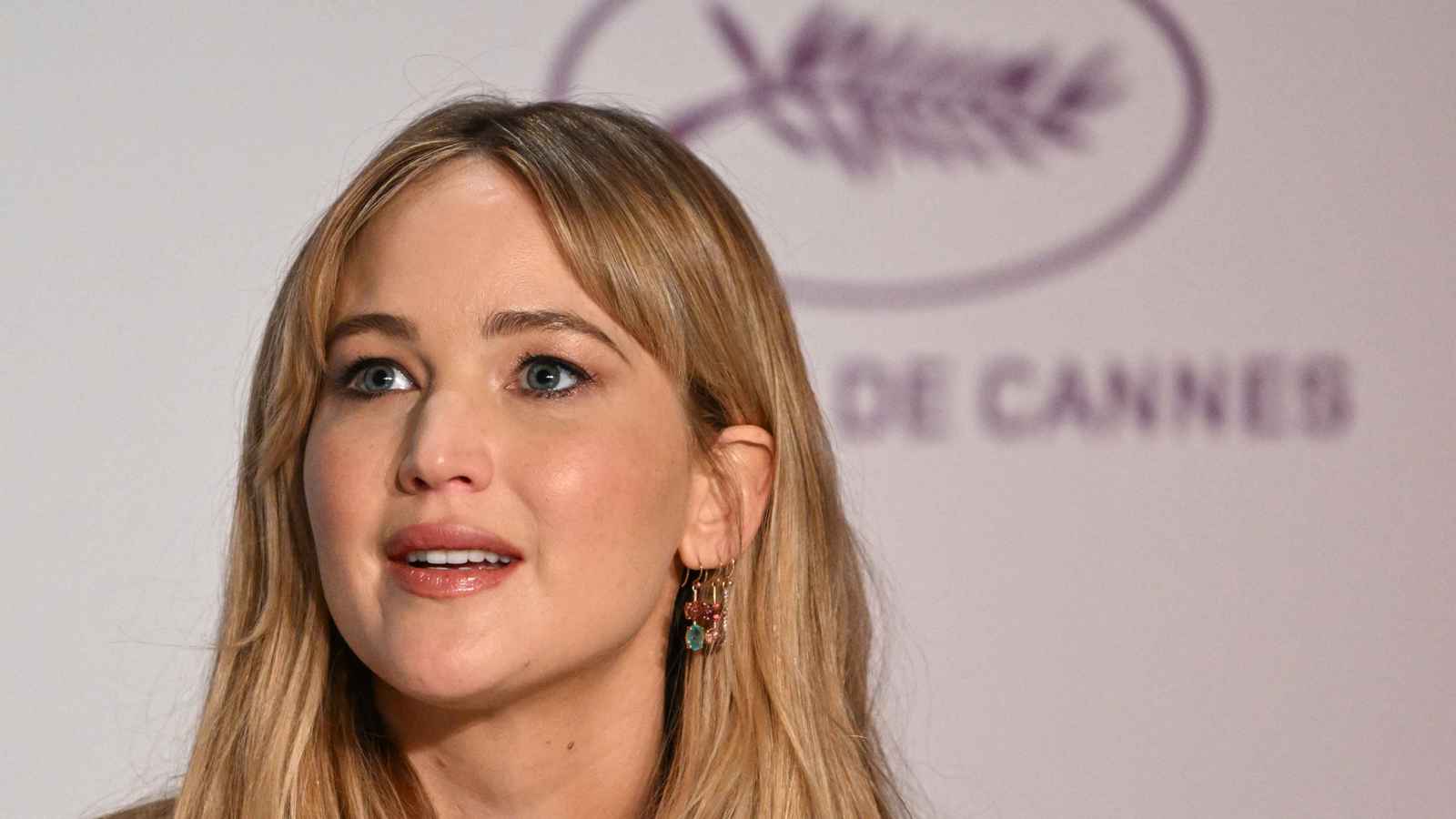 "اكتئاب ما بعد الولادة".. جنيفر لورانس تبهر جمهور مهرجان كان