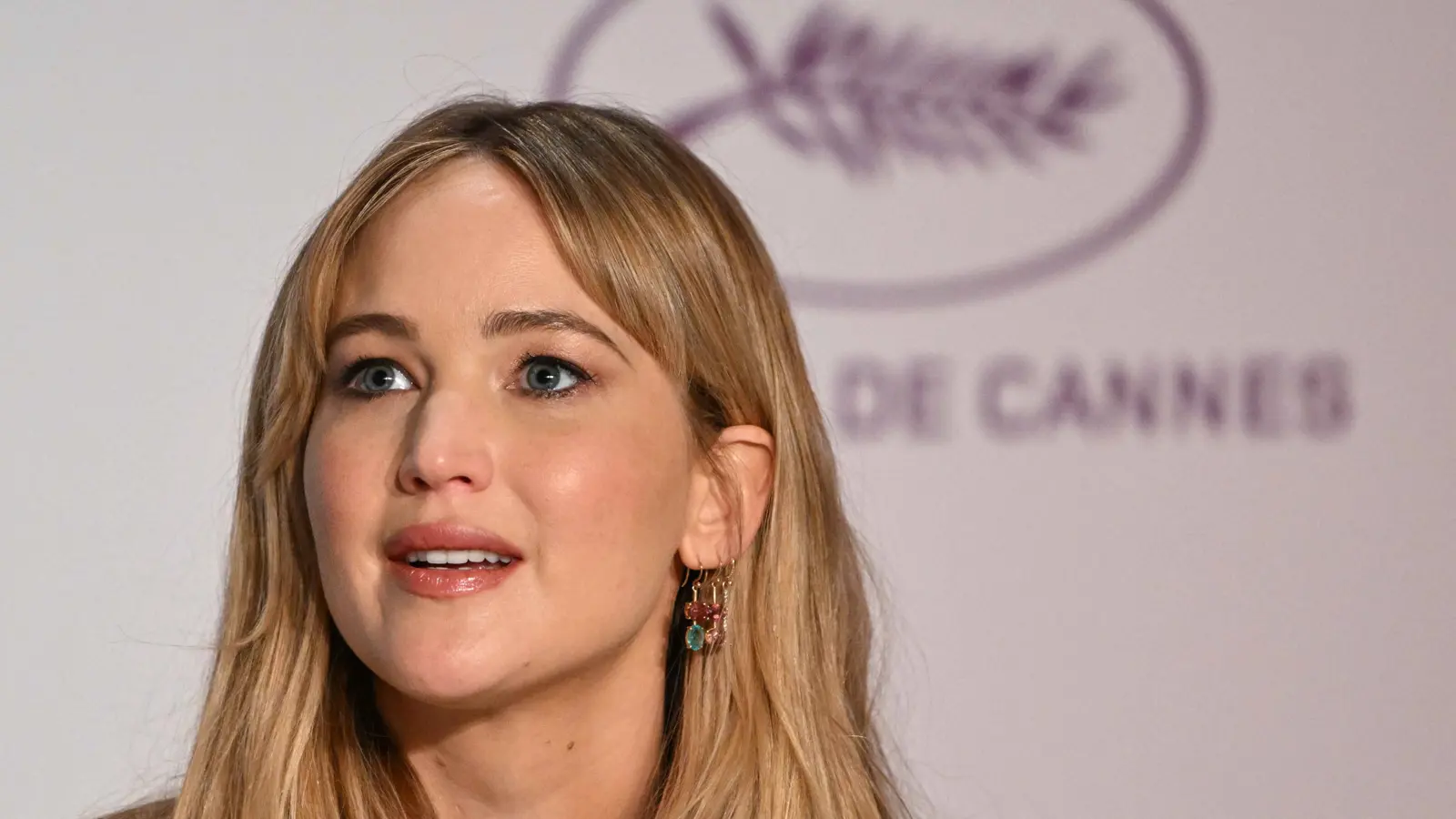 "اكتئاب ما بعد الولادة".. جنيفر لورانس تبهر جمهور مهرجان كان