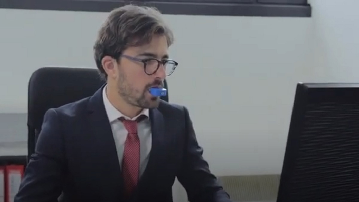 جهاز ثوري ينظف الأسنان في ثوان دون معجون أو ماء (صور وفيديو)