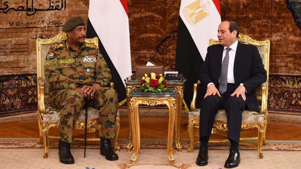 رئيس المجلس العسكري الانتقالي في السودان يلتقي السيسي في القاهرة (صور)