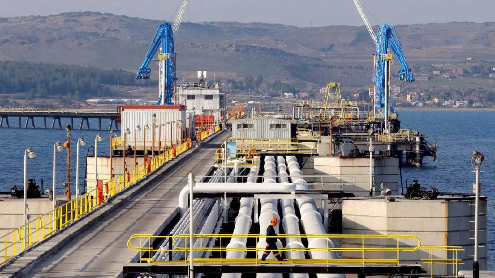 محطات عائمة في البصرة.. حل استراتيجي أم هروب من قبضة الغاز الإيراني؟