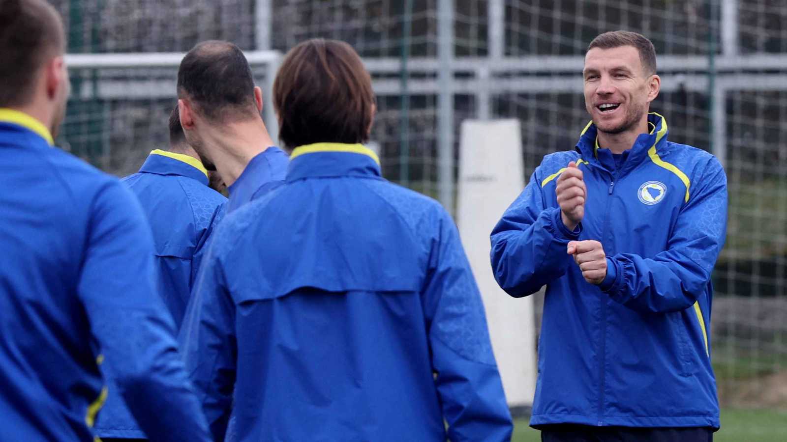 طرد جاسوس إيطالي من تدريبات منتخب البوسنة والهرسك (صور) 