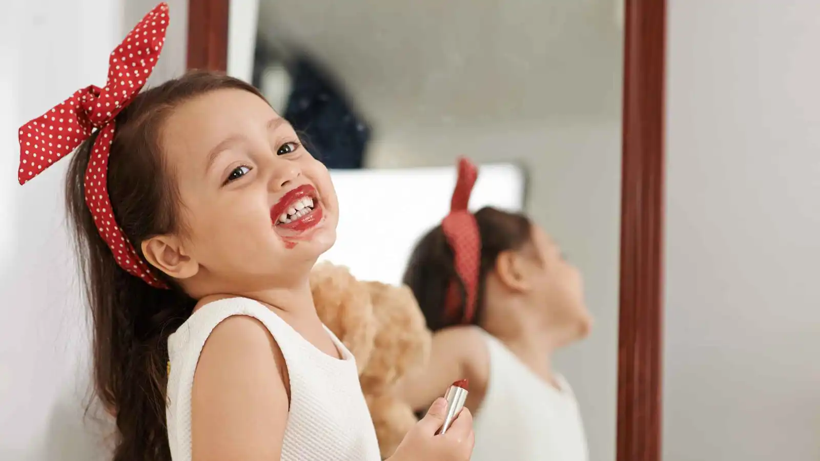 كيف تؤثر مستحضرات التجميل في نمو أطفالك؟