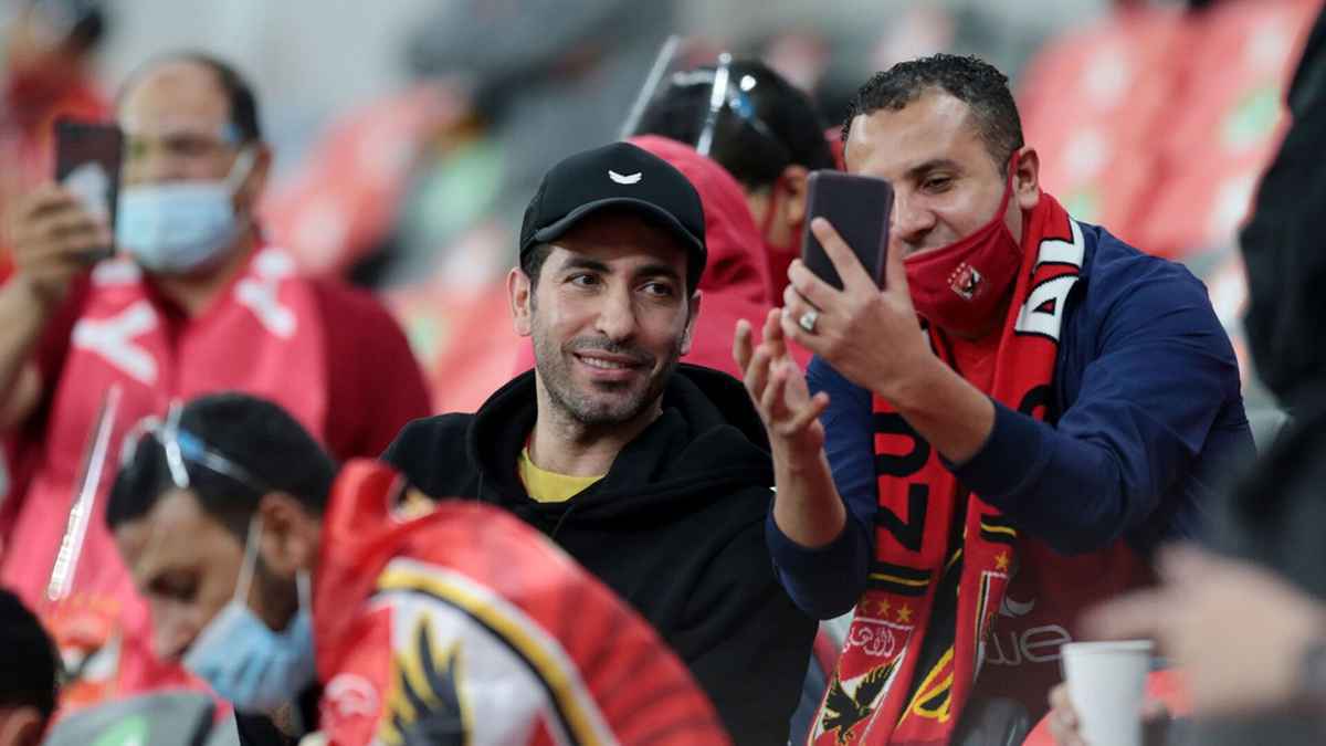 ما حقيقة ارتداء أبو تريكة قميص الأهلي الجديد؟ (صور)