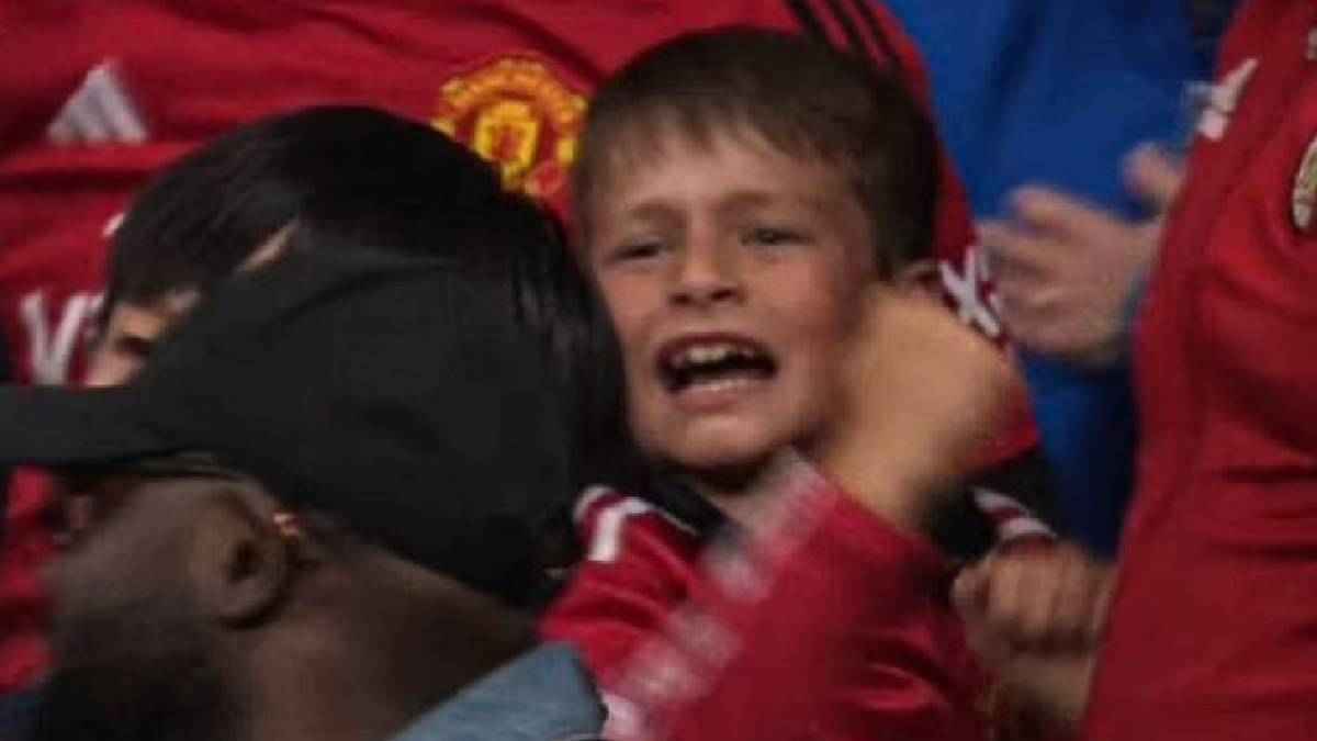 تريند "الطفل الباكي" يكتسح الإنترنت بعد فوز مانشستر يونايتد (فيديو وصور)