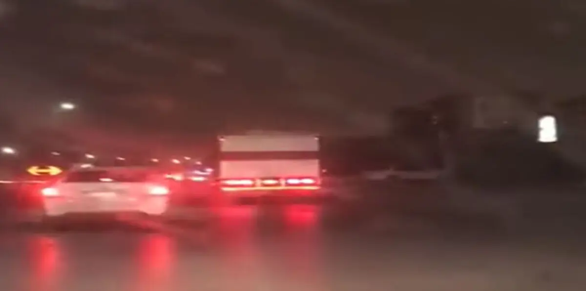 فيديو.. إيقاف سائق شاحنة مخمور يقود بتهور ويصدم عددًا من السيارات في الرياض