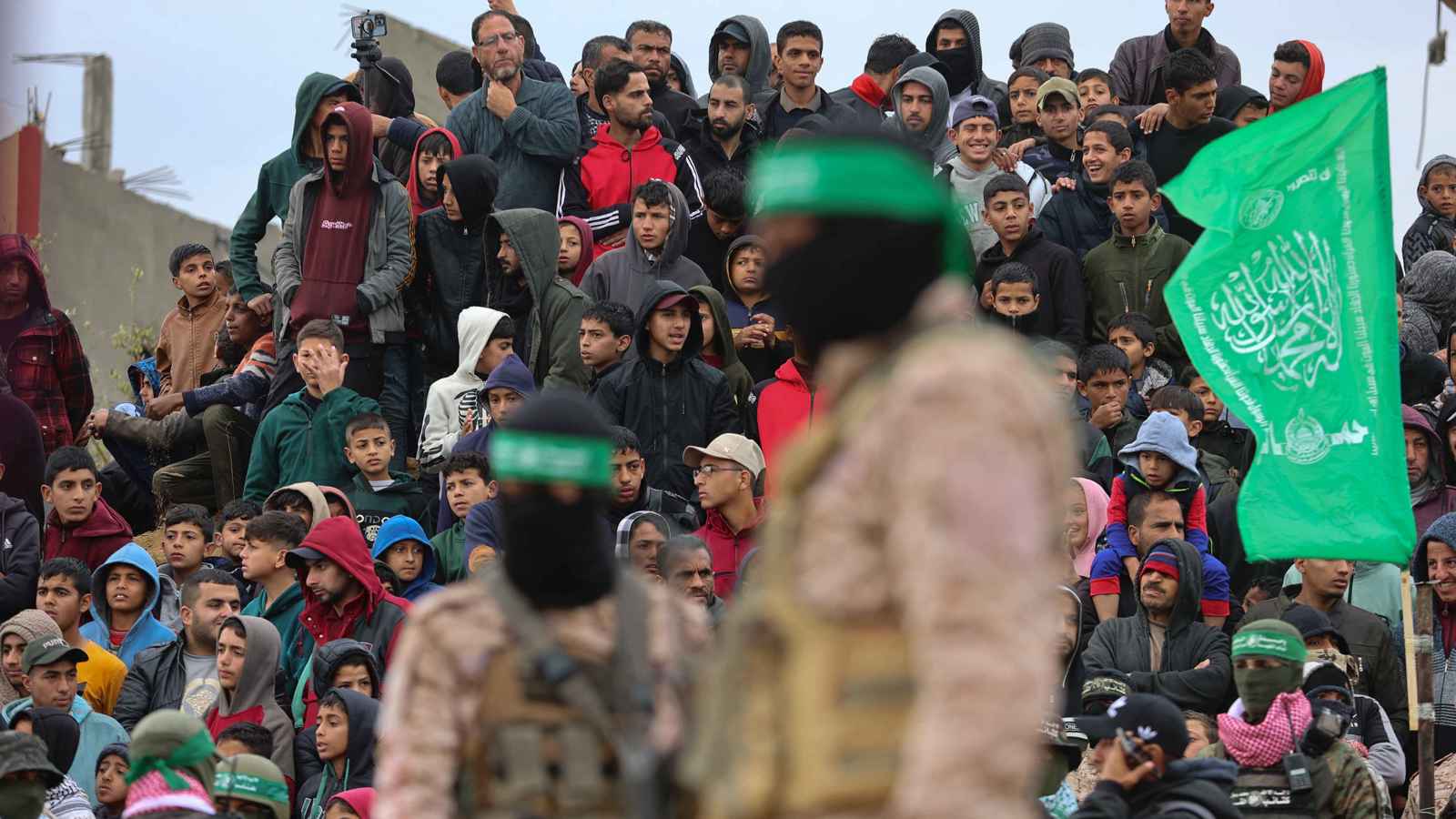 رمياً بالرصاص.. حقيقة إعدام مدني على يد "حماس" في ساحة غزة (فيديو)