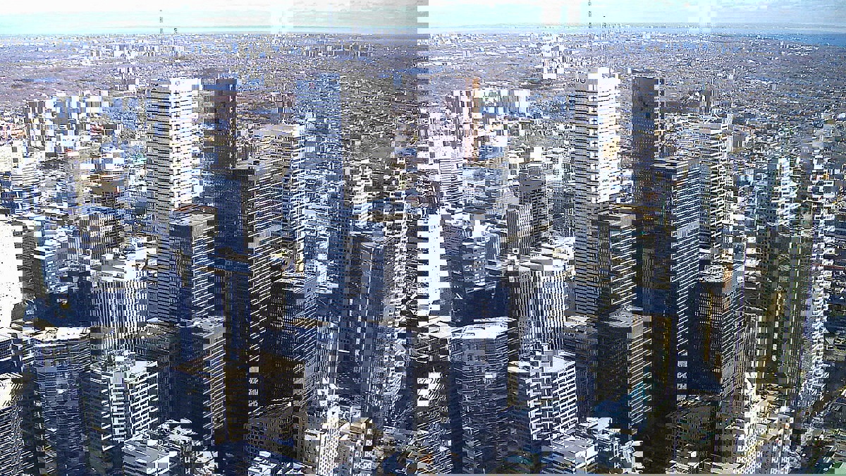 فتاة متهورة ترمي مقتنيات منزلية على السيارات من الطابق الثلاثين (فيديو)