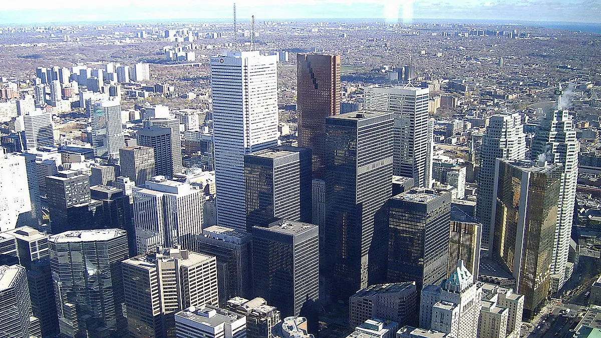 فتاة متهورة ترمي مقتنيات منزلية على السيارات من الطابق الثلاثين (فيديو)