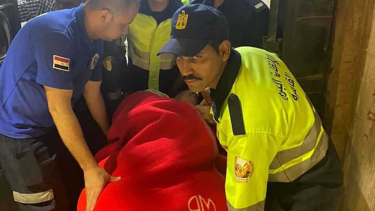 مصر.. إنقاذ مسنّة وزنها 170 كيلوغراماً ونقلها إلى المستشفى