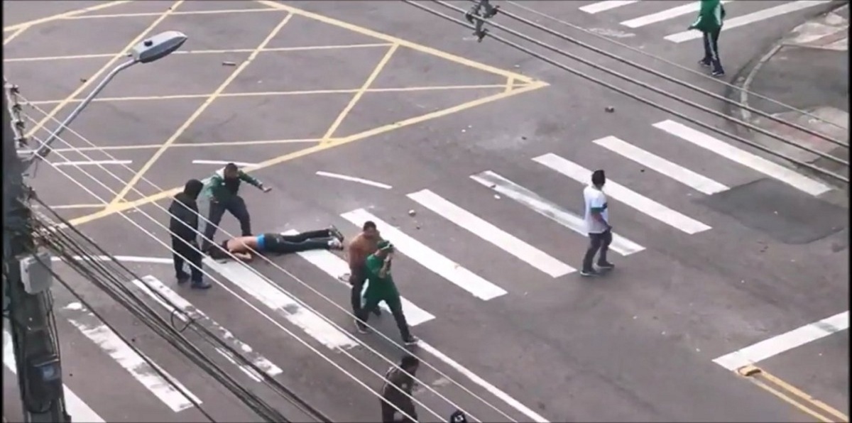 سقوط 6 جرحى في مشاجرة بين مشجعين في البرازيل (فيديو وصور)