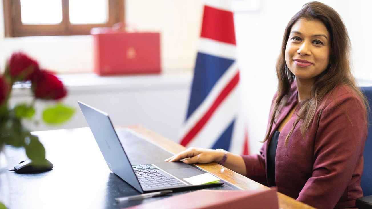 الحكم على وزيرة بريطانية سابقة بالسجن عامين في بنغلاديش