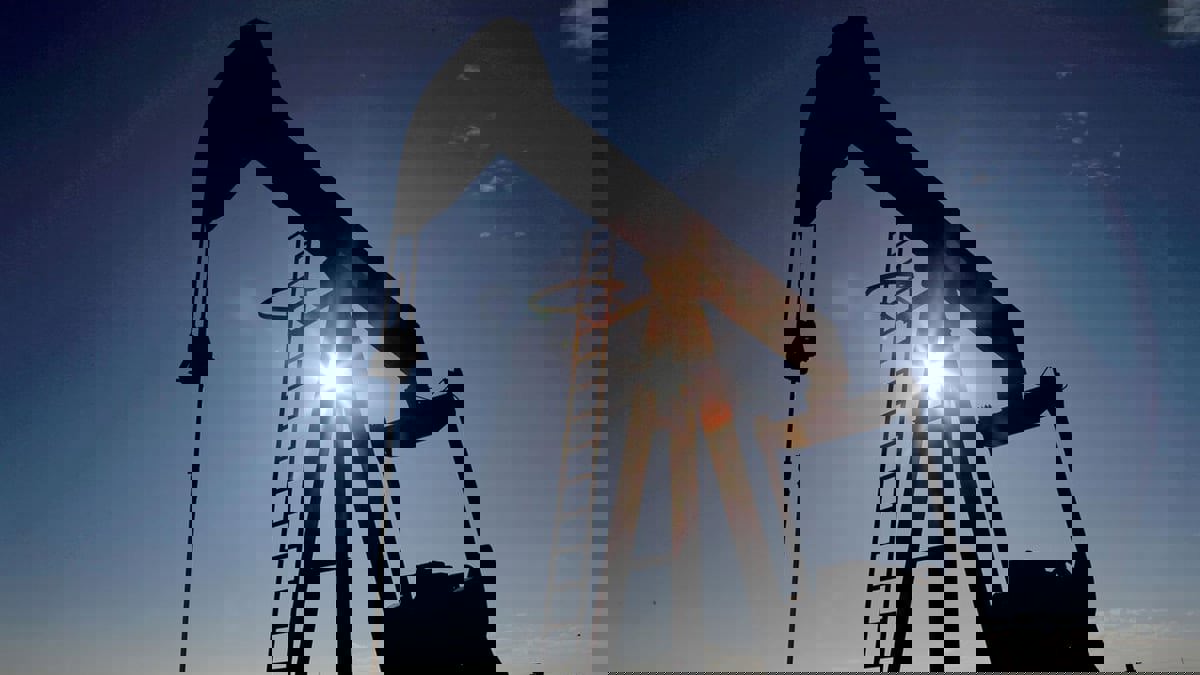 النفط ينتعش بعد خسائر على مدى يومين في جلسة متقلبة