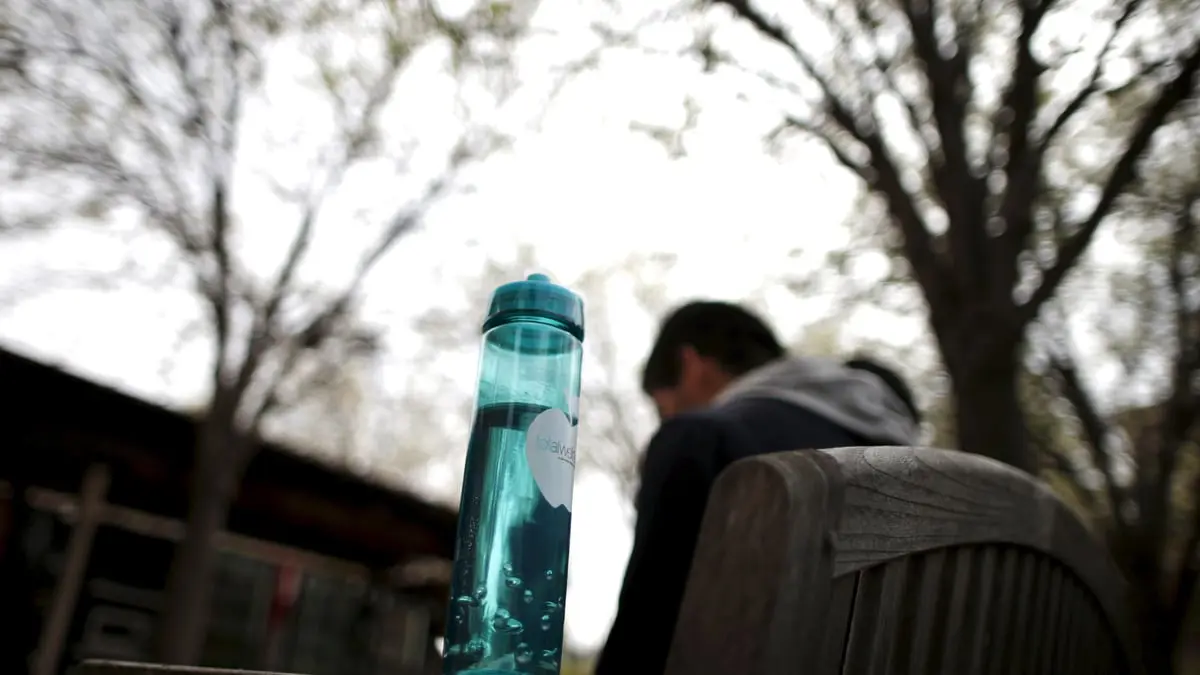 دراسة: المياه المعبأة تحوي مئات الآلاف من جزيئات البلاستيك