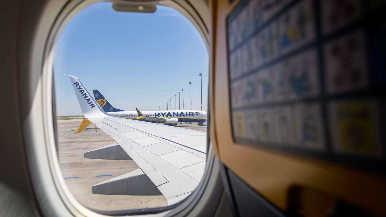 ركاب طائرة يواجهون الموت بعد نفاد الوقود في الهواء