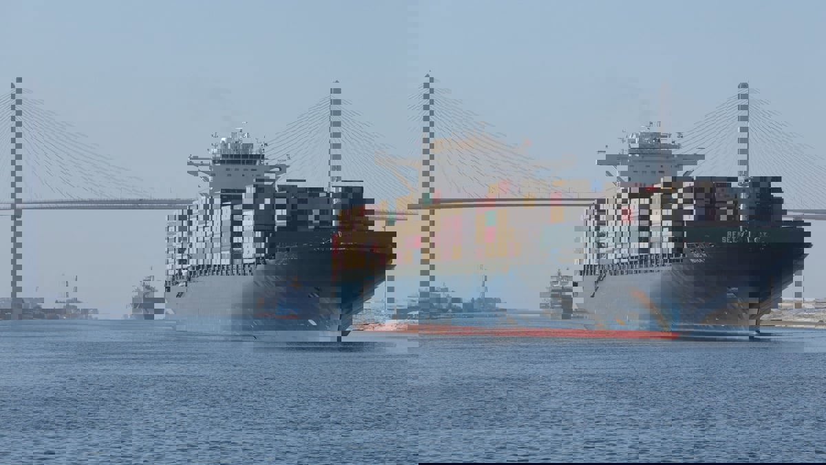 مع تصاعد هجمات "الحوثي".. إيرادات قناة السويس تنخفض 50%