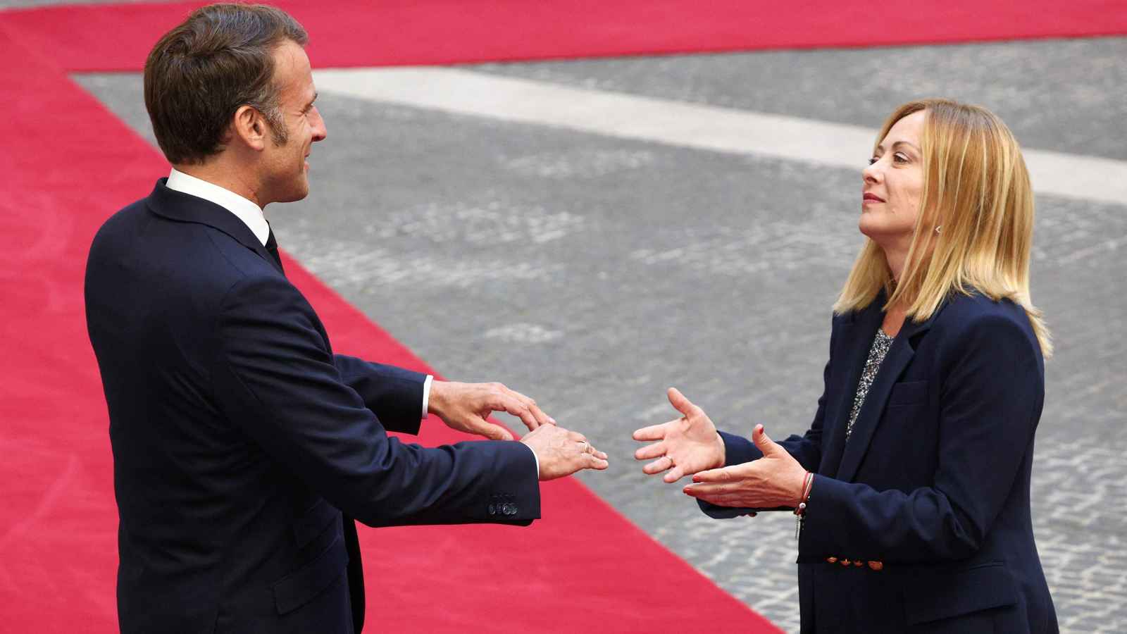 إعادة ضبط للعلاقات.. ميلوني تستقبل ماكرون بـ"مصافحة قوية"