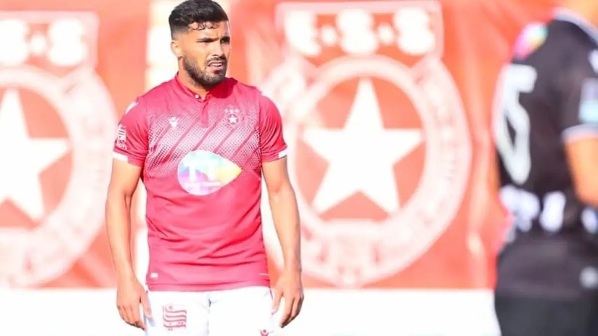 طرد حسين بن عيادة بسبب حركة غير أخلاقية خلال مباراة الترجي والنجم.. واللاعب يرد: "مظلوم"
