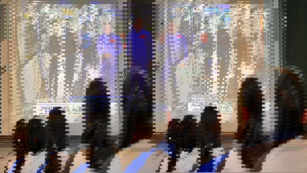 الصين تطلق 3 رواد إلى محطتها الفضائية