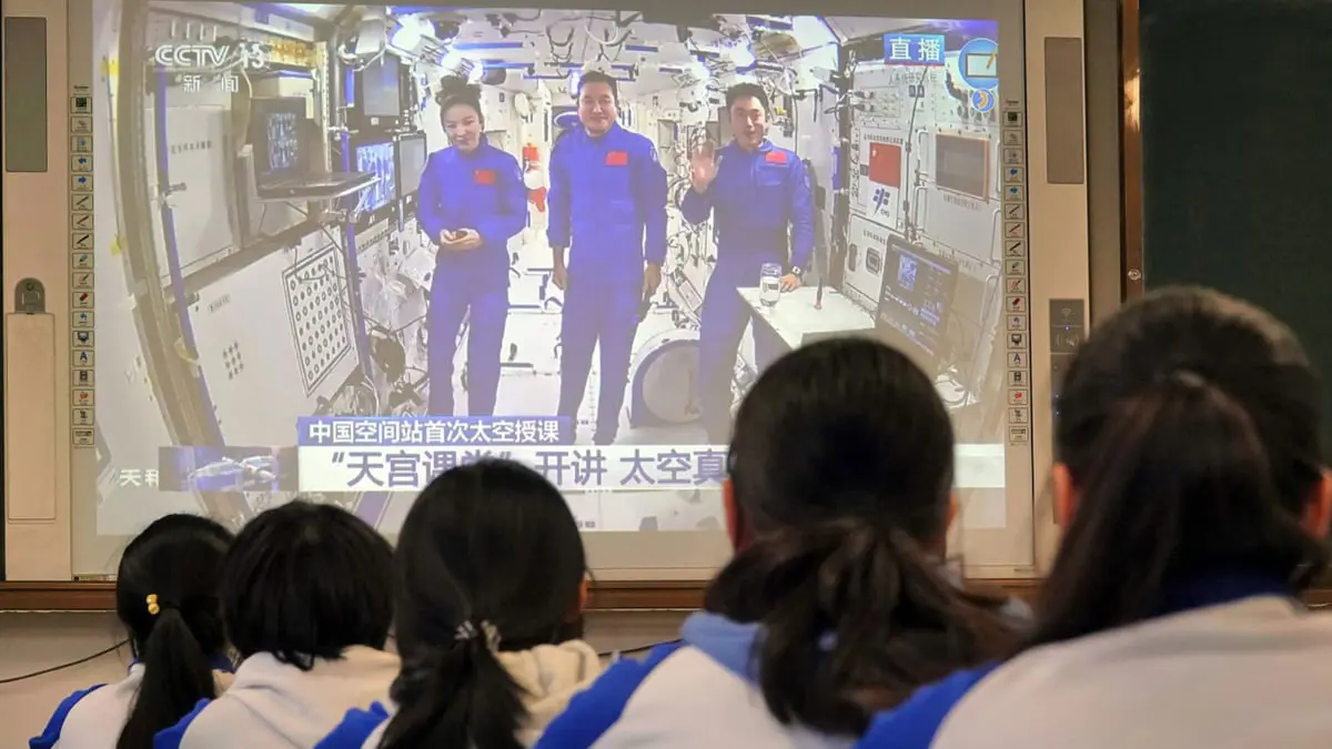 الصين تطلق 3 رواد إلى محطتها الفضائية