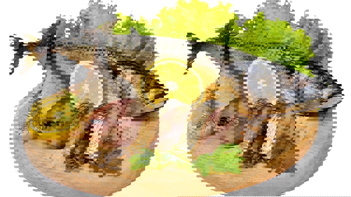 دراسة: تناول الأسماك الزيتية والمكسرات يساعد على وقف الصداع النصفي