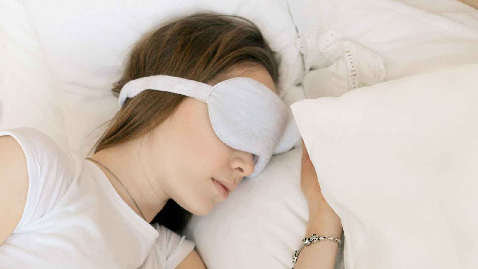 تمرين بسيط يُوقف تفكيرك الزائد ويساعدك على النوم (فيديو)