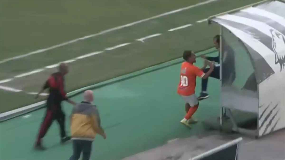 عقوبة بأثر فوري على لاعب المنصورة الذي ضرب مدربه (فيديو)