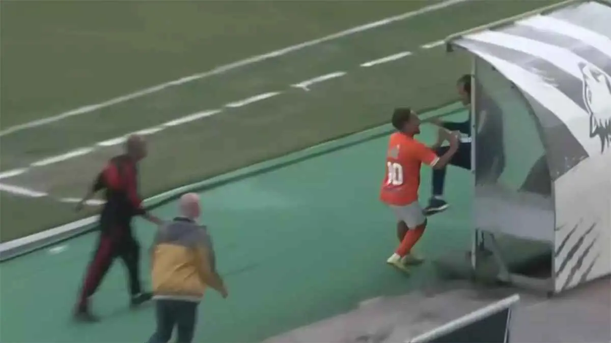 عقوبة بأثر فوري على لاعب المنصورة الذي ضرب مدربه (فيديو)