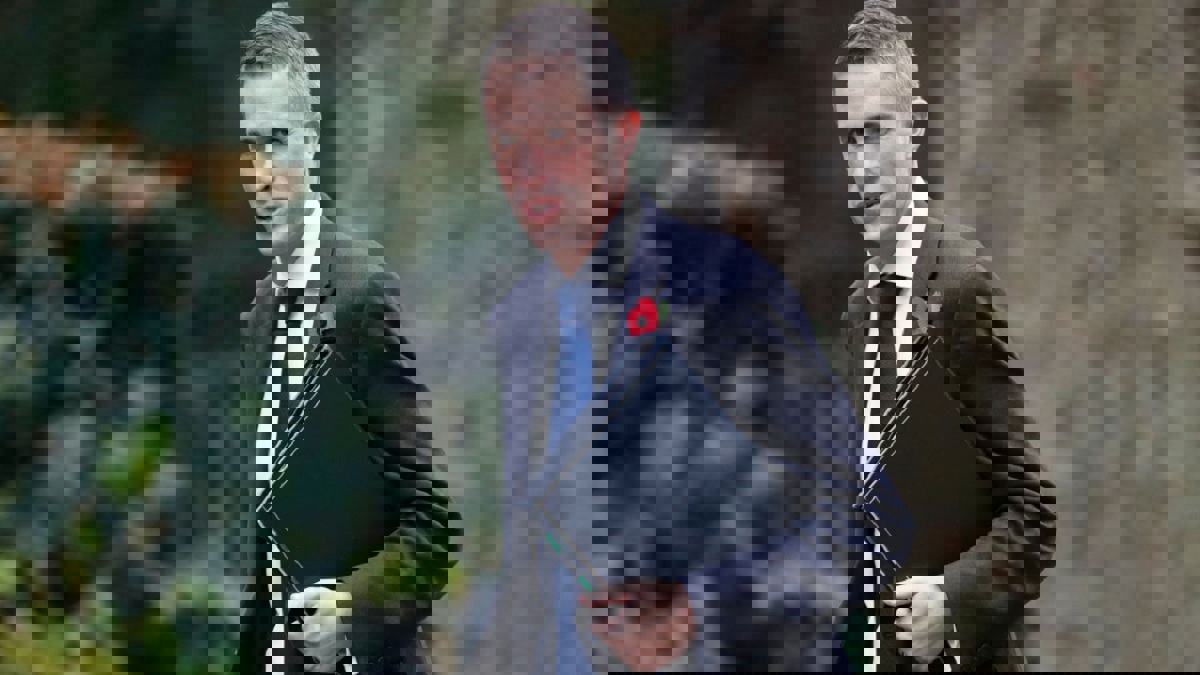 مناديل حمّام وزير دفاع بريطانيا تنذر بأزمة مع روسيا (صورة)