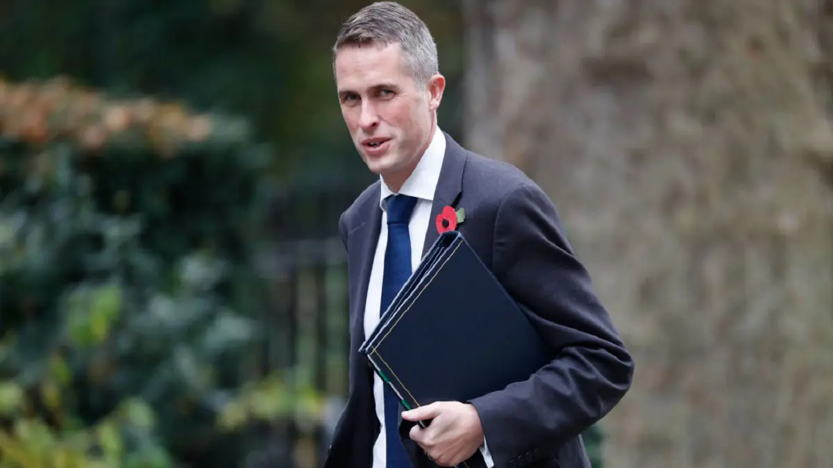 مناديل حمّام وزير دفاع بريطانيا تنذر بأزمة مع روسيا (صورة)