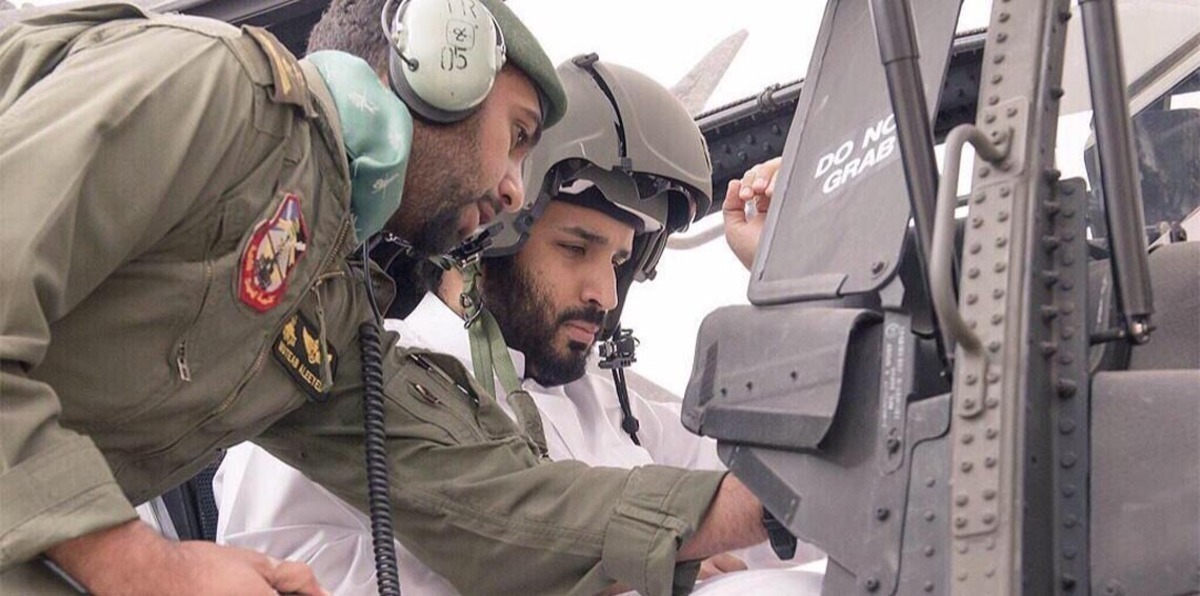 بالفيديو.. لحظة وصول محمد بن سلمان لملعب الجوهرة بطائرة أباتشي