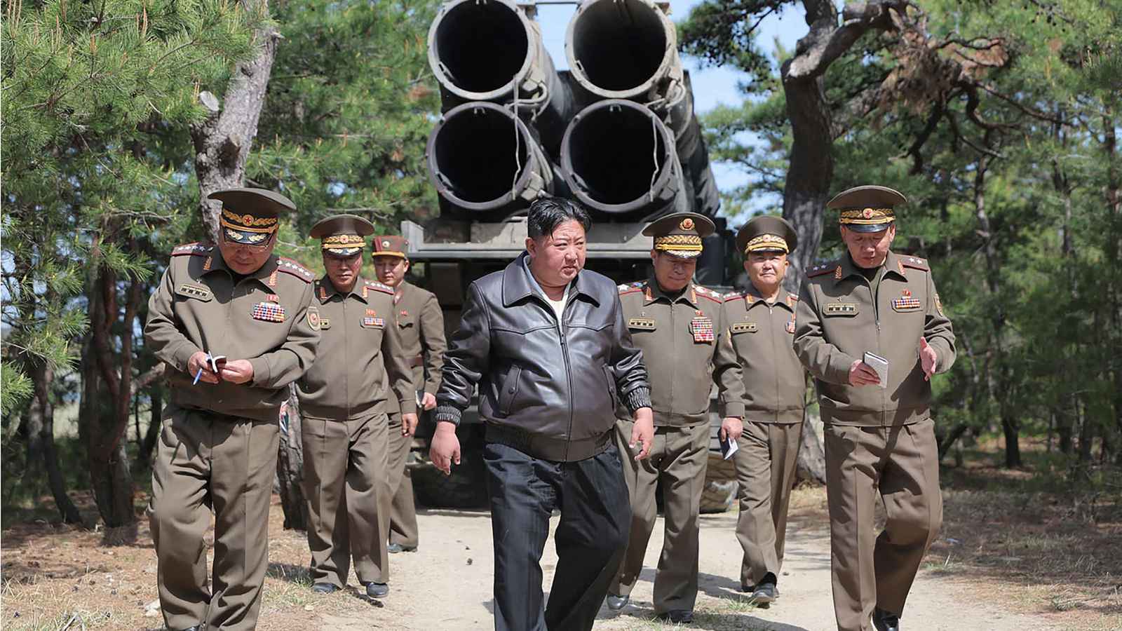 بيونغ يانغ تتأهب.. كيم يشرف على تدريبات تحاكي هجوما نوويا مضادا