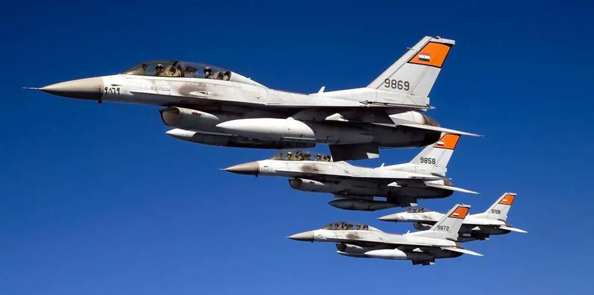 الجيش المصري يدمر 10 سيارات محملة بالأسلحة قرب الحدود مع ليبيا (فيديو)