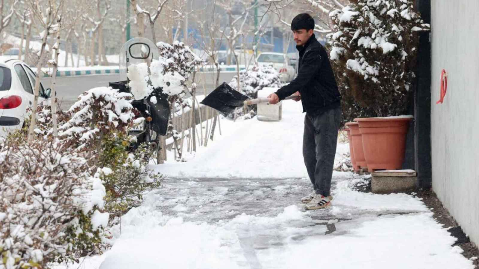 إيران تغلق المدارس بسبب "درجات حرارة صقيعية"