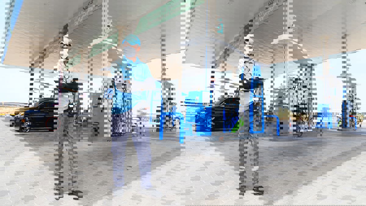 سلطنة عمان.. عاملا محطة وقود استغلا بطاقات الزبائن البنكية في "الاحتيال الإلكتروني"