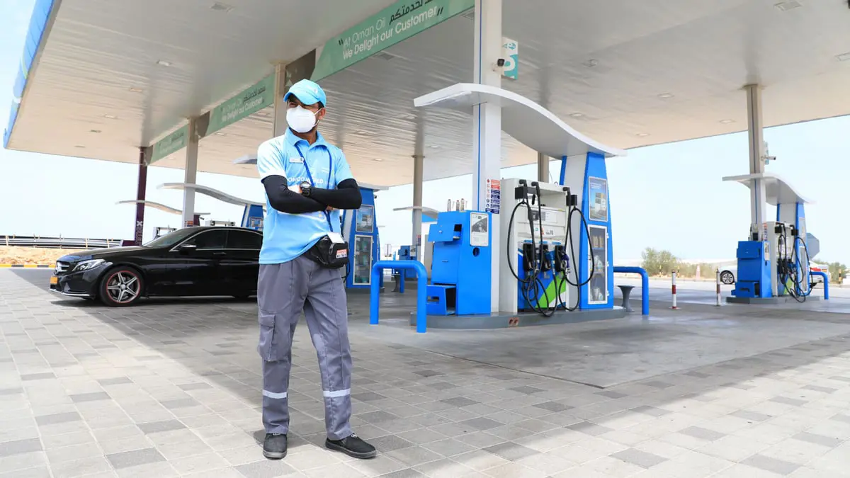 سلطنة عمان.. عاملا محطة وقود استغلا بطاقات الزبائن البنكية في "الاحتيال الإلكتروني"