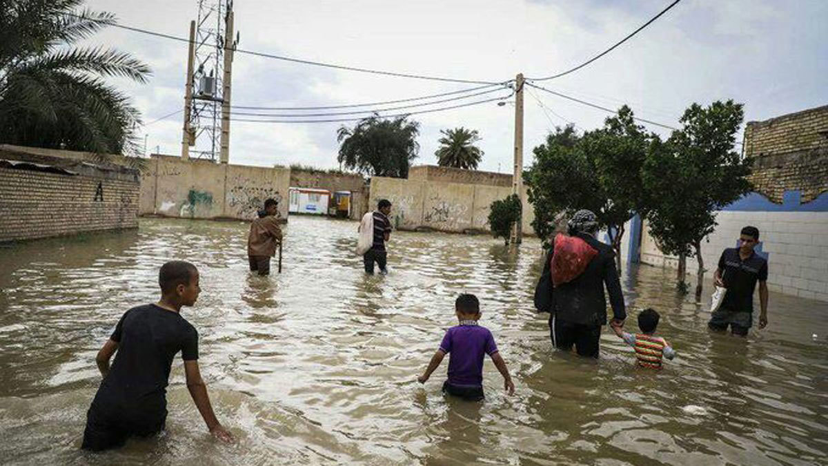 متضررون من الفيضانات بالأهواز يهتفون: الموت لخامنئي وروحاني (فيديو)