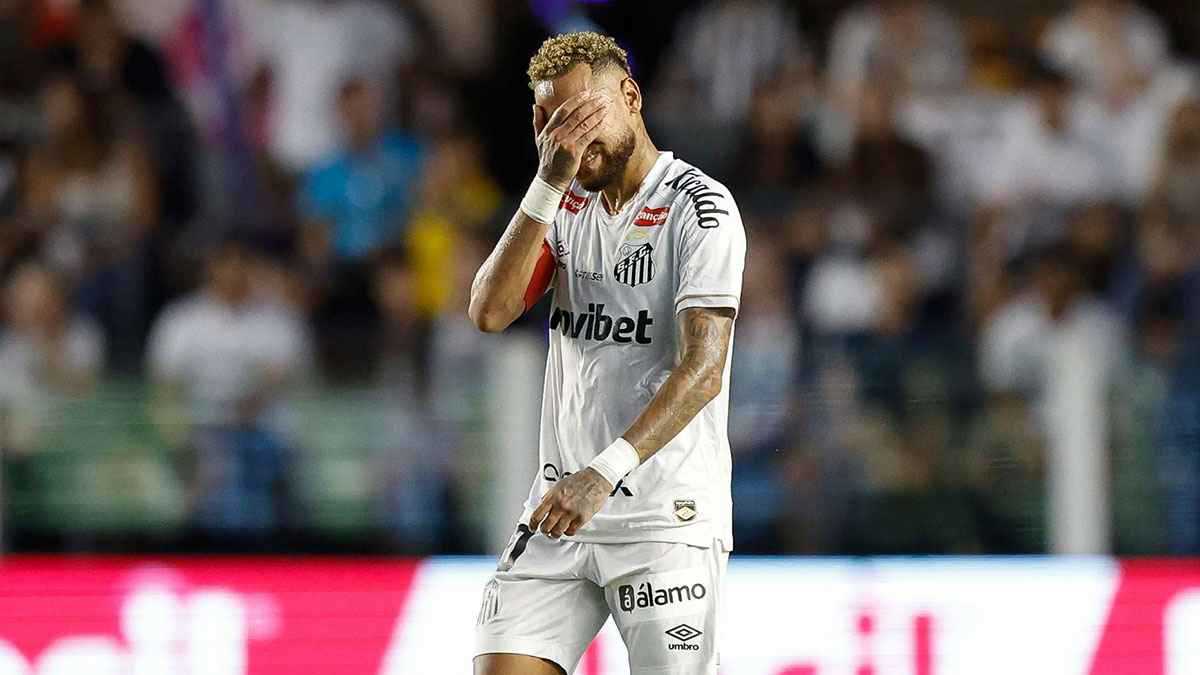 "لا يوجد بشر يتحمل هذا".. نيمار ينفجر غضباً بعد صدام جديد مع جماهير سانتوس 