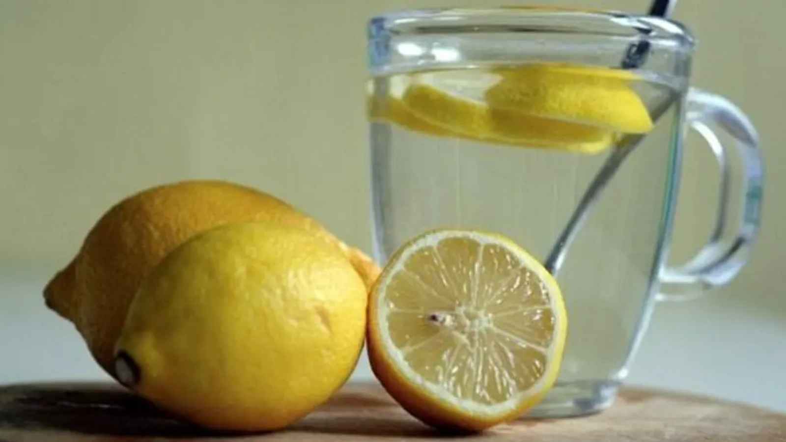 3 فوائد لماء الليمون الممزوج بالحلبة.. تعرف عليها
