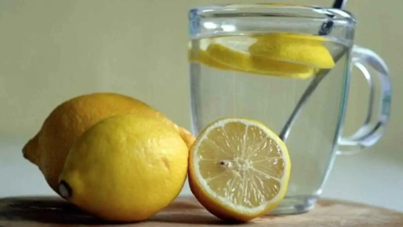 3 فوائد لماء الليمون الممزوج بالحلبة.. تعرف عليها