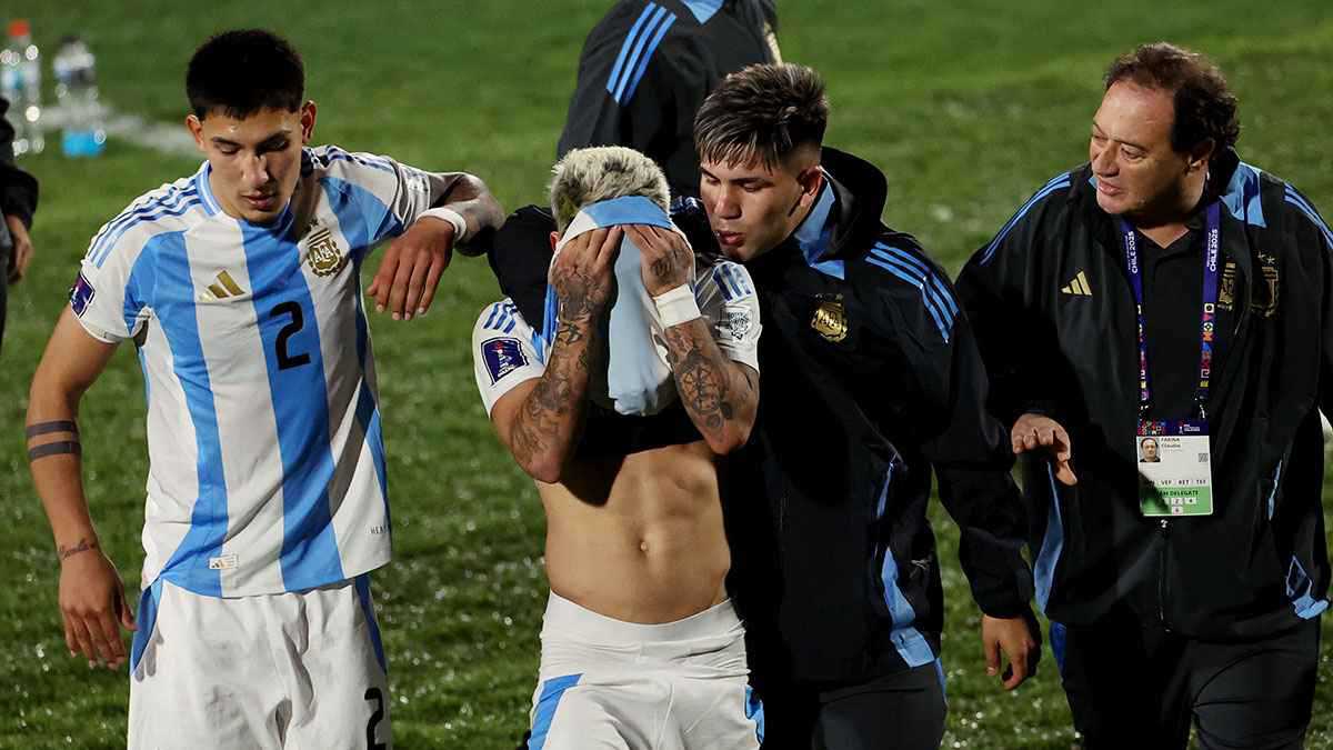 كان يتسكع مع ميسي.. هجوم عارم على مسؤول أرجنتيني بعد الخسارة من المغرب